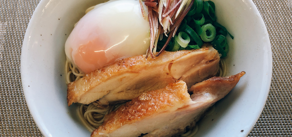 讃岐コーチンと半熟卵を使った親子仕立ての讃岐素麺